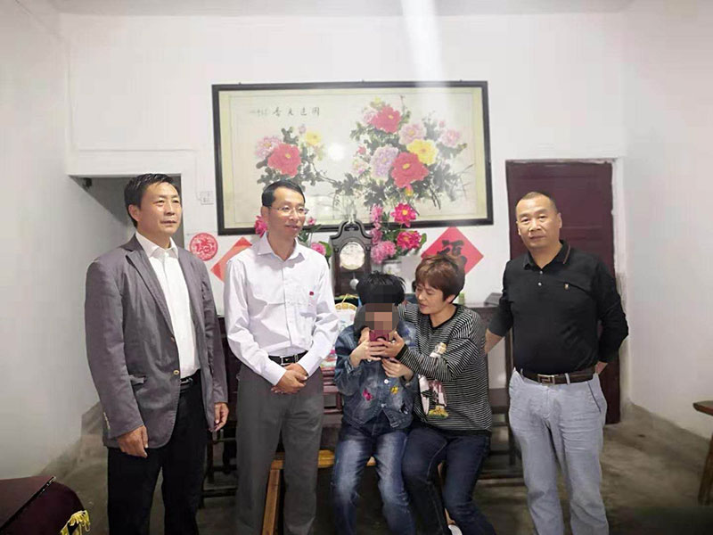 主題教育正當(dāng)時(shí) 志愿服務(wù)暖民心——區(qū)城建投公司黨支部開(kāi)展志愿服務(wù)、點(diǎn)亮“微心愿”黨日活動(dòng)
