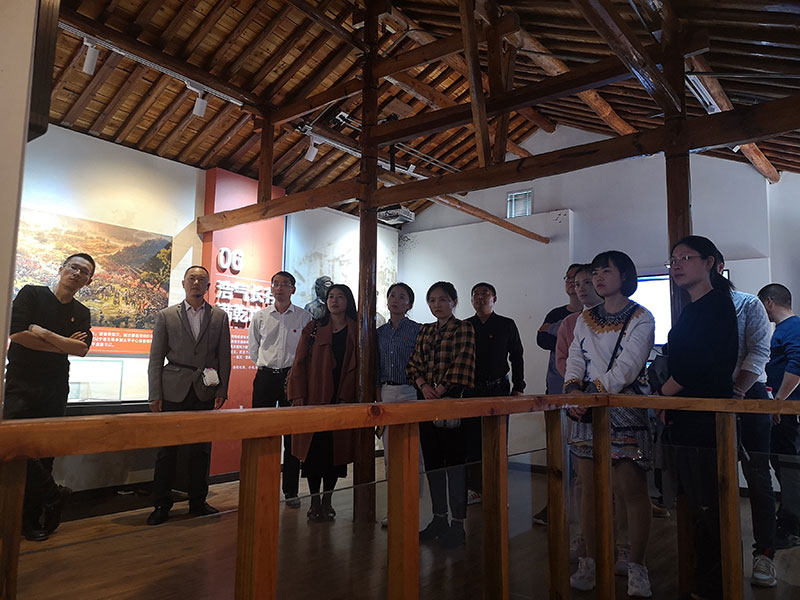 區(qū)城建投黨支部開展革命傳統(tǒng)教育“緬懷先烈、重溫誓詞”主題黨日活動