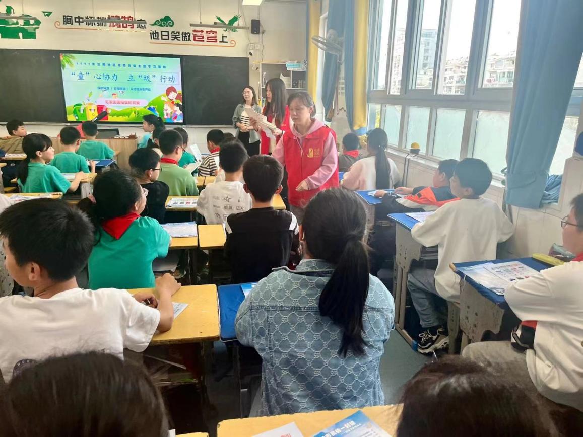 “攜手共筑美好家園”——開(kāi)展垃圾分類宣傳、小區(qū)衛(wèi)生整治志愿者活動(dòng)