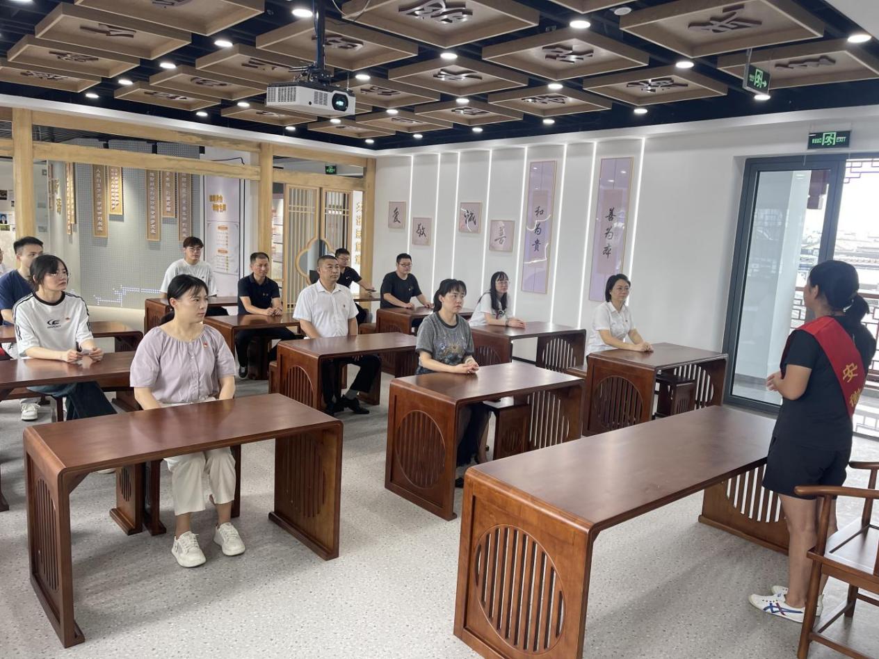 見賢思齊學(xué)楷模，崇德向善做好人——區(qū)國投集團(tuán)黨委開展8月份主題黨日活動(dòng)